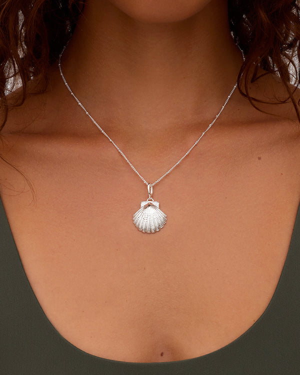 Scallop Parker Charm || option::Silver Plated